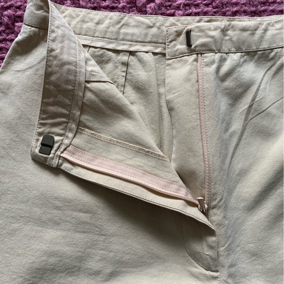 Anne Klein khaki Bermuda shorts. 58%Cotton, 42%Lyocell fabric. S2 - Picture 3 of 8